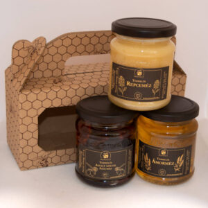 MézesHármas díszdobozos méz kibontva – három kis üveg termelői méz a díszdoboz mellett