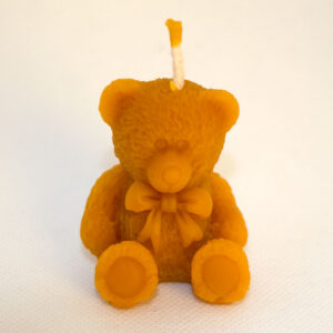 Méhviasz gyertya ülő maci alakban, nagy nyakkendővel.