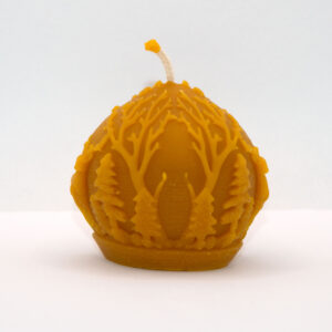 Méhviasz gyertya, hógömbre emlékeztető, gömb alakú, felületén téli táj motívum fenyőkkel