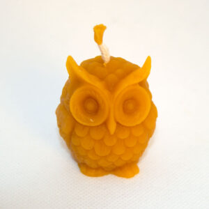 Méhviasz gyertya amely kis bagoly formájú és viaszsárga színű.