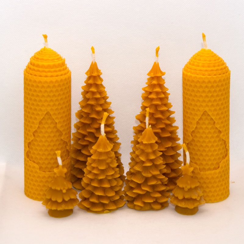 mehviasz-gyertya-csomag-fenyok Méhviasz gyertya csomag, 8 db gyertya, 3 féle méretű fenyőből 2-2 db és 2 db henger gyertya