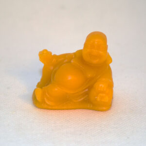 Méhviasz figura, ami egy fekvő Buddha szobrot ábrázol