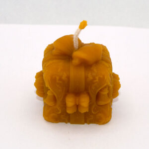 Ajándékcsomag méhviasz gyertya oldalán és tetején masnikkal díszítve.