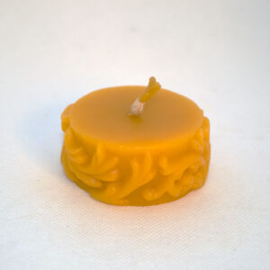 Méhviasz gyertya mécses, aminek az oldalát diadém minta díszíti.