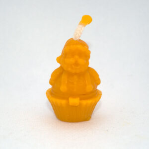 Méhviasz gyertya ami egy mini mikulást ábrázol