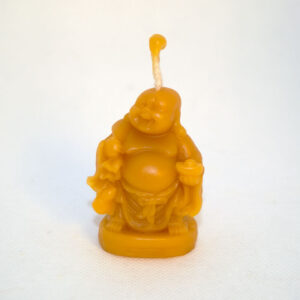 Méhviasz gyertya mely egy nevető Buddha szobrot ábrázol.