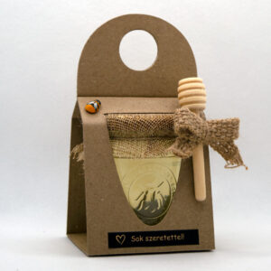Mézes ajándékcsomag, kis üveges méz díszdobozban, zsákvászon masnival, mézcsurgatóval díszítve.