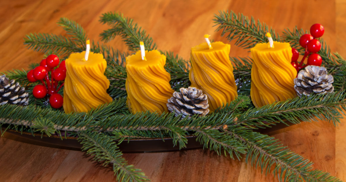 méhviasz adventi gyertyák fenyőággal és piros bogyókkal