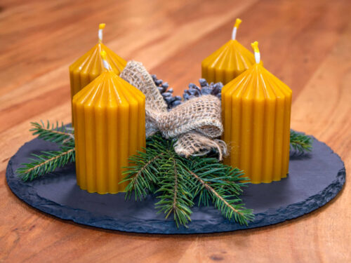 méhviasz adventi gyertyák bordázott mintázattal, pala alapon, fenyőággal és tobozokkal díszítve.
