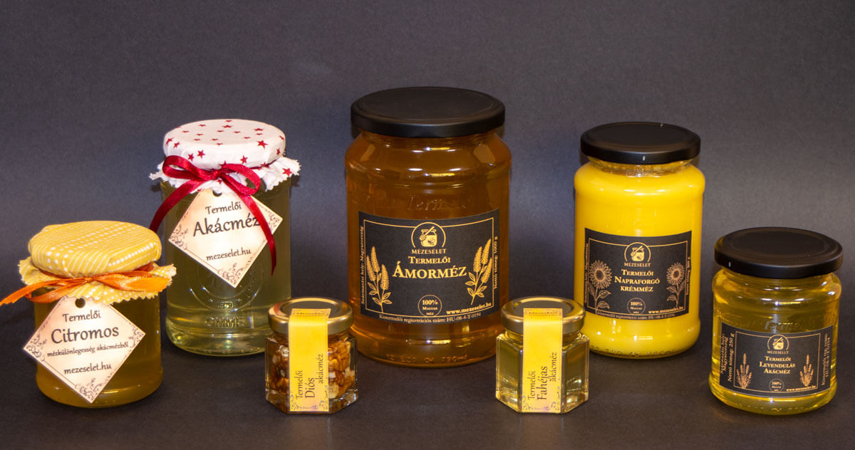 Különböző méretű és ízű termelői mézek – természetes termékek ajándékcsomag összeállításához.